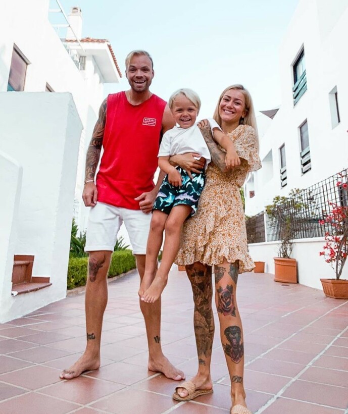 FAMILIE: I Thailand møtte Eliassen plutselig på en islending. Det er fem år siden nå. Sammen har de fått sønnen Atlas, som de reiser verden rundt med. Foto: Privat FAMILIE: I Thailand møtte Eliassen plutselig på en islending. Det er fem år siden nå. Sammen har de fått sønnen Atlas, som de reiser verden rundt med. Foto: Privat