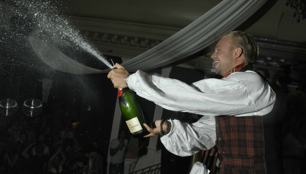 DEN GANG DA: 32-åringen sprettet champagneflaska da det ble klart at han var vinneren av «Paradise Hotel» i 2010. Finalefesten ble avholdt på Luux. Foto: John T. Pedersen / Dagbladet DEN GANG DA: 32-åringen sprettet champagneflaska da det ble klart at han var vinneren av «Paradise Hotel» i 2010. Finalefesten ble avholdt på Luux. Foto: John T. Pedersen / Dagbladet