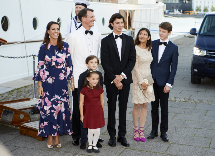FEIRET FELIX: Bare et par dager før Joacim ble lagt inn med blodpropp, feiret familien prins Felix sin 18-årsdag. Her er familien i 2017 - med prins Joachims ekskone grevinne Alexandra, som ofte er å se med familien. Foto: NTB Scanpix FEIRET FELIX: Bare et par dager før Joacim ble lagt inn med blodpropp, feiret familien prins Felix sin 18-årsdag. Her er familien i 2017 - med prins Joachims ekskone grevinne Alexandra, som ofte er å se med familien. Foto: NTB Scanpix