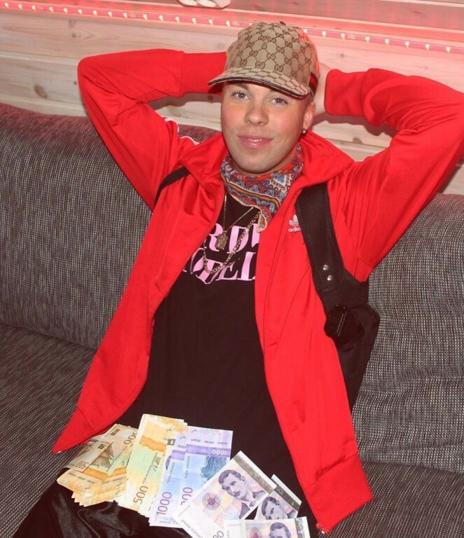 KVITTERING: I ekte hip hop-ånd måtte Soleng flashe litt cash. Da politiet spurte om hvor pengene kom fra, viste han fram en bankutskrift og forklarte at han hadde tatt ut pengene for å promotere ei låt. Foto: Privat KVITTERING: I ekte hip hop-ånd måtte Soleng flashe litt cash. Da politiet spurte om hvor pengene kom fra, viste han fram en bankutskrift og forklarte at han hadde tatt ut pengene for å promotere ei låt. Foto: Privat