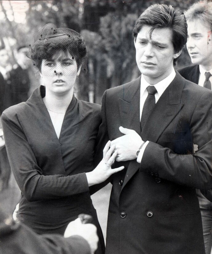 SØRGENDE? Jeremy Bamber sammen med kjæresten Julie Mugford under familiens begravelse. Bildene fra begravelsen viste en tilsynelatende sørgende Bamber. Foto: Daily Mail REX NTB Scanpix SØRGENDE? Jeremy Bamber sammen med kjæresten Julie Mugford under familiens begravelse. Bildene fra begravelsen viste en tilsynelatende sørgende Bamber. Foto: Daily Mail REX NTB Scanpix