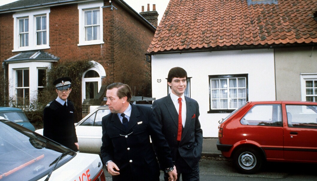 I HÅNDJERN: Jeremy Bamber forlater politistasjonen med håndjern i 1988. Foto: REX NTB Scanpix I HÅNDJERN: Jeremy Bamber forlater politistasjonen med håndjern i 1988. Foto: REX NTB Scanpix