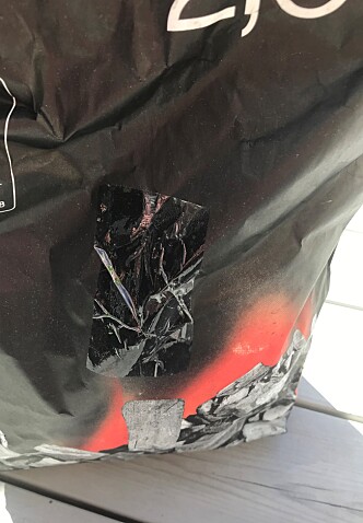 TEIP: På framsida av posen med grillkull var det satt på en teipbit. Foto: Privat TEIP: På framsida av posen med grillkull var det satt på en teipbit. Foto: Privat