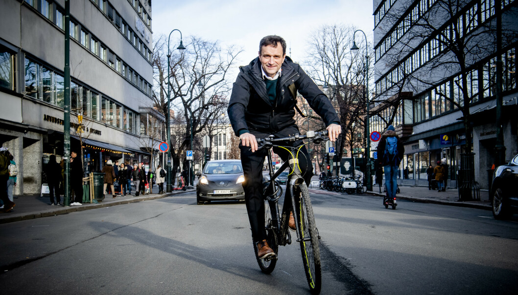 - UHOLDBART: Arild Hermstad mener elsparkesyklene er et bra tilskudd, men situasjonen der de ligger slengt rundt på fortau er uholdbar. Foto: Lars Eivind Bones / Dagbladet - UHOLDBART: Arild Hermstad mener elsparkesyklene er et bra tilskudd, men situasjonen der de ligger slengt rundt på fortau er uholdbar. Foto: Lars Eivind Bones / Dagbladet