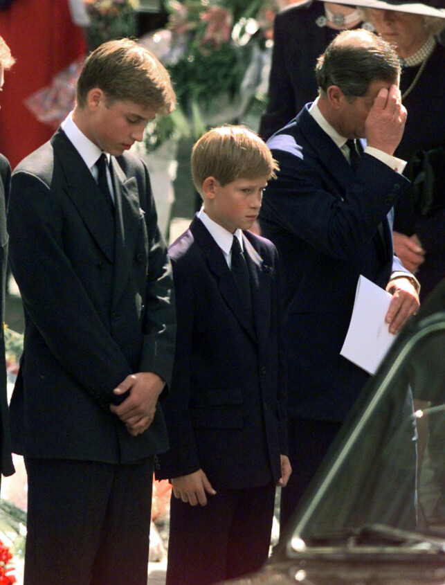 BEGRAVET: 2,5 milliarder mennesker fulgte Dianas begravelse i 1997. Manges øyne var imidlertid rettet mot sønnene hennes, William og Harry. Foto: NTB Scanpix BEGRAVET: 2,5 milliarder mennesker fulgte Dianas begravelse i 1997. Manges øyne var imidlertid rettet mot sønnene hennes, William og Harry. Foto: NTB Scanpix