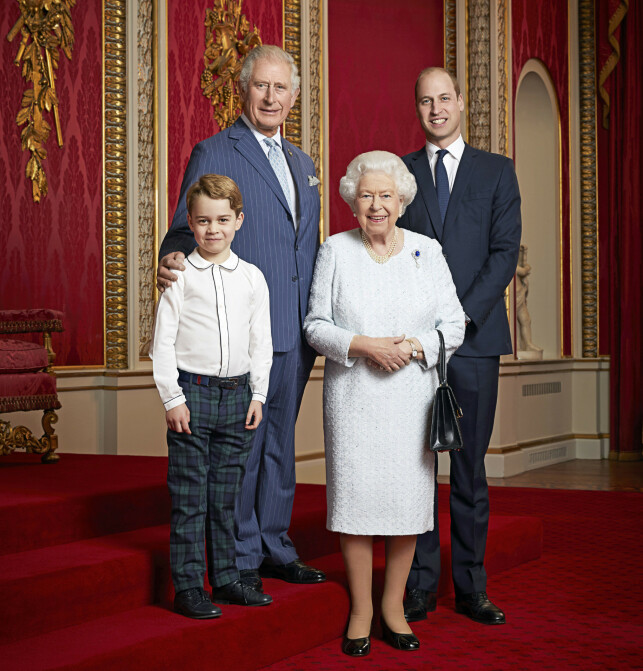 TRE GENERASJONER: Det er forventet at de tre neste generasjonene av monarker vil bli mannlige. Her er dronninga avbildet med prins Charles, prins William og prins George. Foto: NTB Scanpix TRE GENERASJONER: Det er forventet at de tre neste generasjonene av monarker vil bli mannlige. Her er dronninga avbildet med prins Charles, prins William og prins George. Foto: NTB Scanpix
