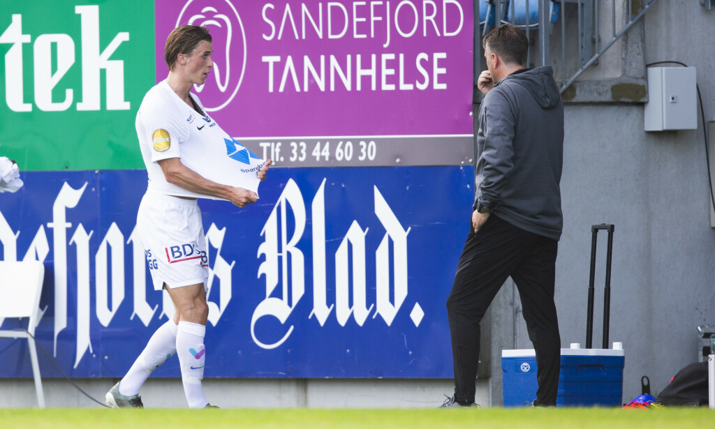 FRUSTRERT: Fredrik Sjølstad på vei ut av Sandefjord Arena. Foto: Trond Reidar Teigen / NTB Scanpix FRUSTRERT: Fredrik Sjølstad på vei ut av Sandefjord Arena. Foto: Trond Reidar Teigen / NTB Scanpix