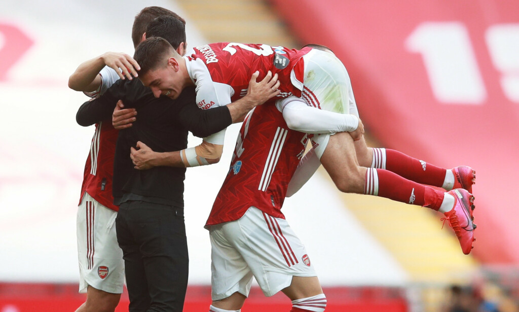 JUBELSCENER: Hector Bellerin kaster seg over en lagkamerat etter tittelen var i boks. Foto: NTB Scanpix JUBELSCENER: Hector Bellerin kaster seg over en lagkamerat etter tittelen var i boks. Foto: NTB Scanpix