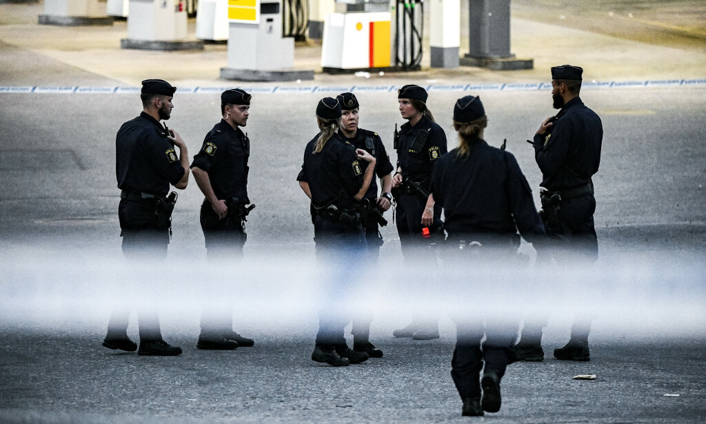DRAPSETTERFORSKNING: Politiet har innledet drapsetterforskning og gjør undersøkelser på stedet. Foto: Alex Ljungdahl / Expressen DRAPSETTERFORSKNING: Politiet har innledet drapsetterforskning og gjør undersøkelser på stedet. Foto: Alex Ljungdahl / Expressen
