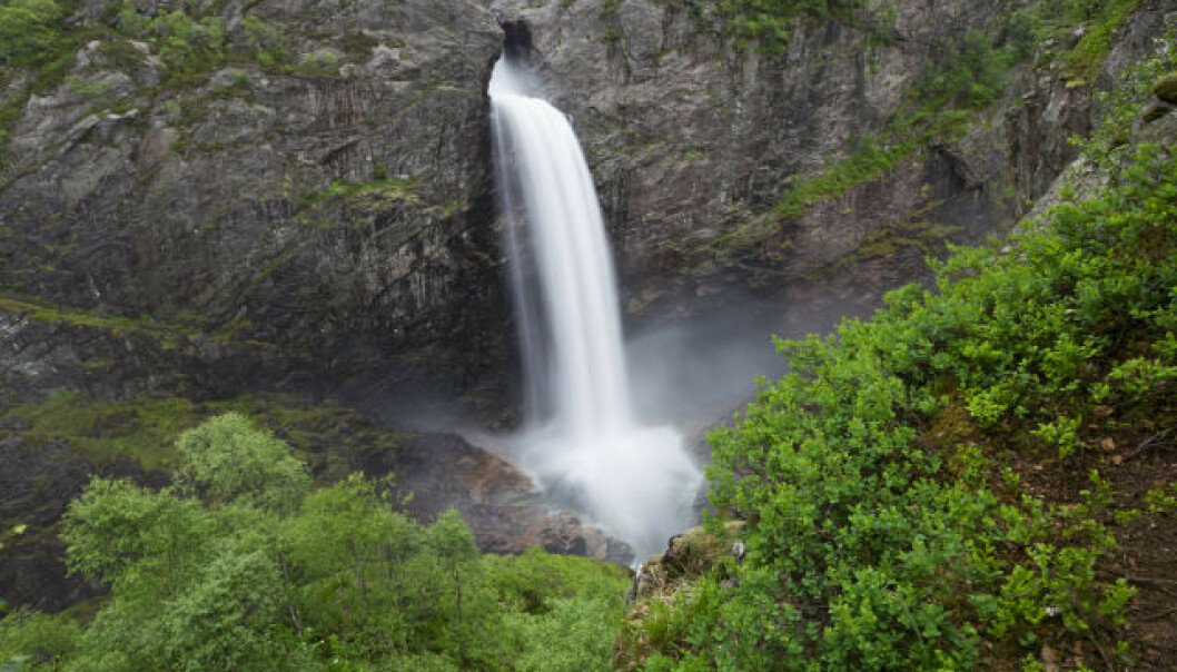 POPULÆR: Månafossen er en svært populær turistattraksjon. Politiet leter søndag etter en kvinne ved fossen. Foto: Erlend Harberg / Samfoto / NTB Scanpix POPULÆR: Månafossen er en svært populær turistattraksjon. Politiet leter søndag etter en kvinne ved fossen. Foto: Erlend Harberg / Samfoto / NTB Scanpix