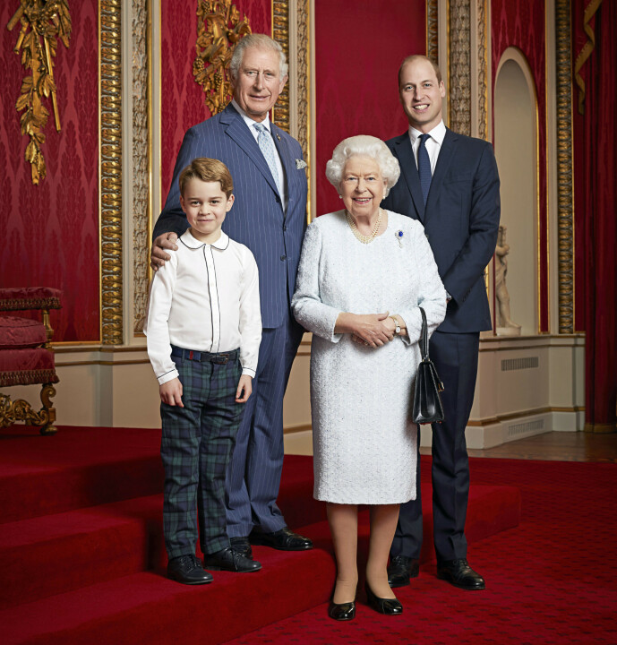 TRE GENERASJONER: Det er forventet at de tre neste generasjonene av monarker vil bli mannlige. Her er dronninga avbildet med prins Charles, prins William og prins George. Foto: NTB Scanpix TRE GENERASJONER: Det er forventet at de tre neste generasjonene av monarker vil bli mannlige. Her er dronninga avbildet med prins Charles, prins William og prins George. Foto: NTB Scanpix