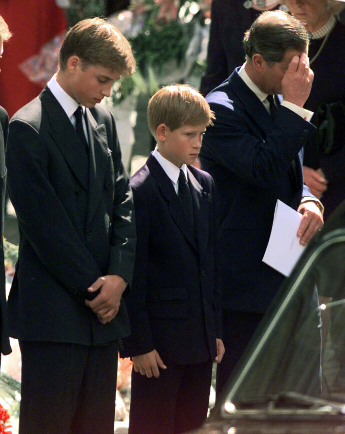 BEGRAVET: 2,5 milliarder mennesker fulgte Dianas begravelse i 1997. Manges øyne var imidlertid rettet mot sønnene hennes, William og Harry. Foto: NTB Scanpix BEGRAVET: 2,5 milliarder mennesker fulgte Dianas begravelse i 1997. Manges øyne var imidlertid rettet mot sønnene hennes, William og Harry. Foto: NTB Scanpix