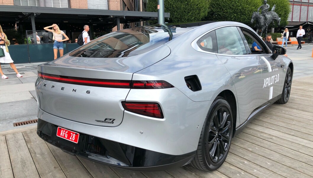 <strong>STILMIKS:</strong> Det er mye Tesla Model S i denne bilen. Og hadde man droppet de nedre lyktene, som ser ut til å være hentet fra Hyundai Kona, hadde hekken minnet en del om Porsches nye design. Foto: Rune M. Nesheim <strong>STILMIKS:</strong> Det er mye Tesla Model S i denne bilen. Og hadde man droppet de nedre lyktene, som ser ut til å være hentet fra Hyundai Kona, hadde hekken minnet en del om Porsches nye design. Foto: Rune M. Nesheim
