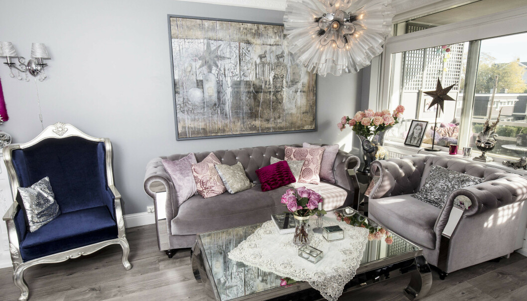 <strong>STUA:</strong> Kjendisstylistens stue viser at han er glad i gull, sølv og luksuriøse stoffer. Foto: Morten Eik/ Se og Hør <strong>STUA:</strong> Kjendisstylistens stue viser at han er glad i gull, sølv og luksuriøse stoffer. Foto: Morten Eik/ Se og Hør
