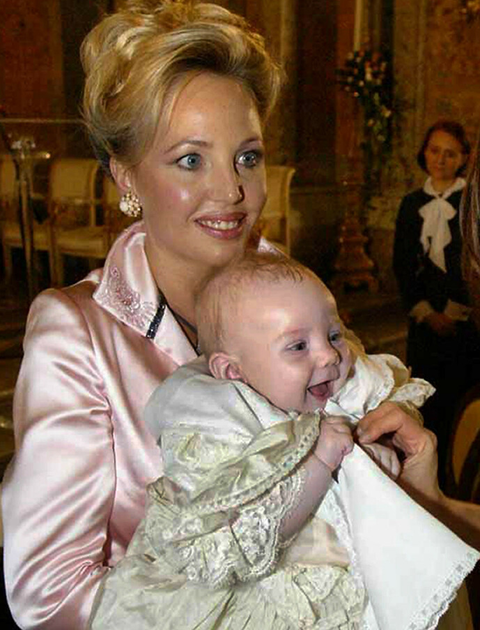 <strong>DÅP:</strong> Dette bildet ble tatt i dåpen til Maria Carolina i 2003, der hennes berømte faddere også var til stede. Foto: Reuters / NTB Scanpix <strong>DÅP:</strong> Dette bildet ble tatt i dåpen til Maria Carolina i 2003, der hennes berømte faddere også var til stede. Foto: Reuters / NTB Scanpix