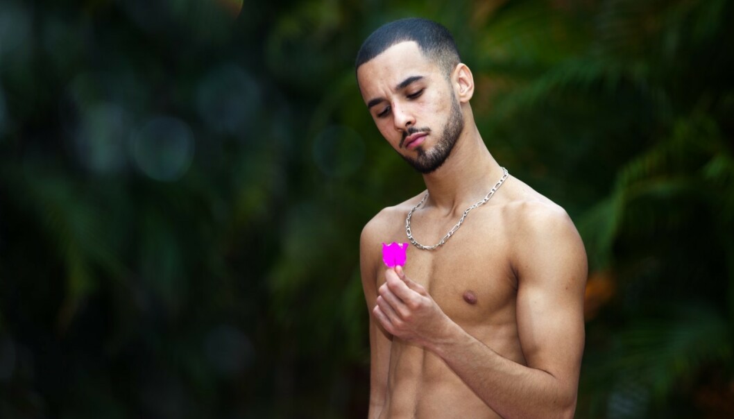 <strong>KJENT ANSIKT:</strong> Mohamed «Simo» Elh'babi spilte i «SKAM». Nå sjekker han inn på «Paradise Hotel». Foto: Roy Darvik / NENT <strong>KJENT ANSIKT:</strong> Mohamed «Simo» Elh'babi spilte i «SKAM». Nå sjekker han inn på «Paradise Hotel». Foto: Roy Darvik / NENT
