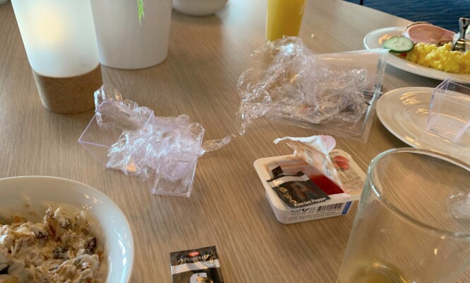 <strong>EMBALLASJE:</strong> Når alt av pålegg kommer i egen porsjonsemballasje, er det klart at søppelhaugen vokser på frokostbordet når familien samles i hotellrestauranten. Foto: Eilin Lindvoll. <strong>EMBALLASJE:</strong> Når alt av pålegg kommer i egen porsjonsemballasje, er det klart at søppelhaugen vokser på frokostbordet når familien samles i hotellrestauranten. Foto: Eilin Lindvoll.