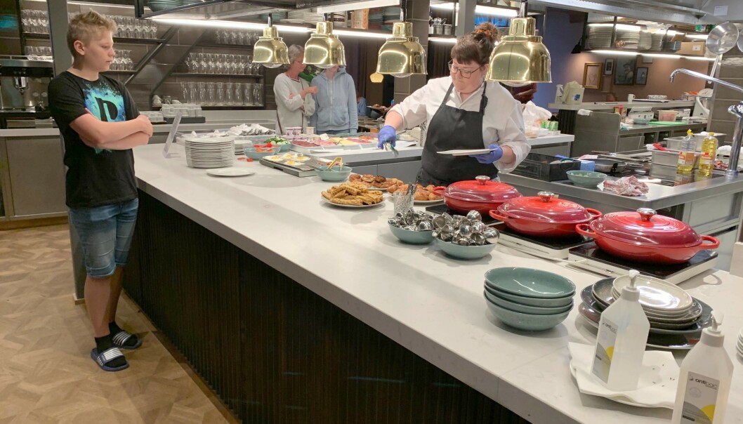<strong>DU FÅR DET DU VIL:</strong> De ansatte lot deg velge blant alt du finner på hotellfrokosten til vanlig, og la på tallerk for deg. Foto: Eilin Lindvoll. <strong>DU FÅR DET DU VIL:</strong> De ansatte lot deg velge blant alt du finner på hotellfrokosten til vanlig, og la på tallerk for deg. Foto: Eilin Lindvoll.