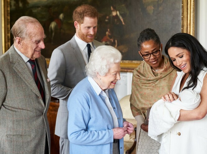 <strong>OLDEMOR:</strong> Dronning Elizabeth hilste på sitt nye oldebarn da Meghan og Harry fikk sønnen Archie i fjor. Foto: NTB scanpix <strong>OLDEMOR:</strong> Dronning Elizabeth hilste på sitt nye oldebarn da Meghan og Harry fikk sønnen Archie i fjor. Foto: NTB scanpix
