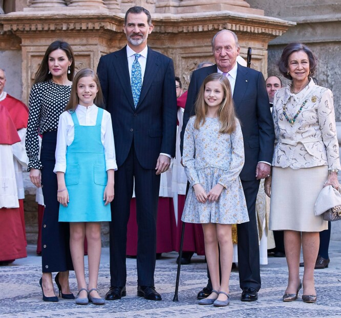 <strong>FAMILIE:</strong> Da kongen abdiserte i 2014, gikk kronen videre til sønnen - nåværende kong Felipe. Her er hele familien fotografert sammen i 2018. Fra venstre ser vi dronning Letizia, prinsesse Leonor, kong Felipe, infanta Sofia, tidligere kong Juan Carlos og tidligere dronning Sofia. Foto: NTB Scanpix <strong>FAMILIE:</strong> Da kongen abdiserte i 2014, gikk kronen videre til sønnen - nåværende kong Felipe. Her er hele familien fotografert sammen i 2018. Fra venstre ser vi dronning Letizia, prinsesse Leonor, kong Felipe, infanta Sofia, tidligere kong Juan Carlos og tidligere dronning Sofia. Foto: NTB Scanpix