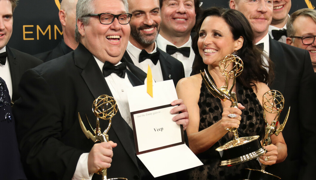 <strong>EMMY:</strong> David Mandel og Julia Louis-Dreyfus avbildet med flere Emmy-priser i 2016. Foto: Jim Smeal/REX <strong>EMMY:</strong> David Mandel og Julia Louis-Dreyfus avbildet med flere Emmy-priser i 2016. Foto: Jim Smeal/REX