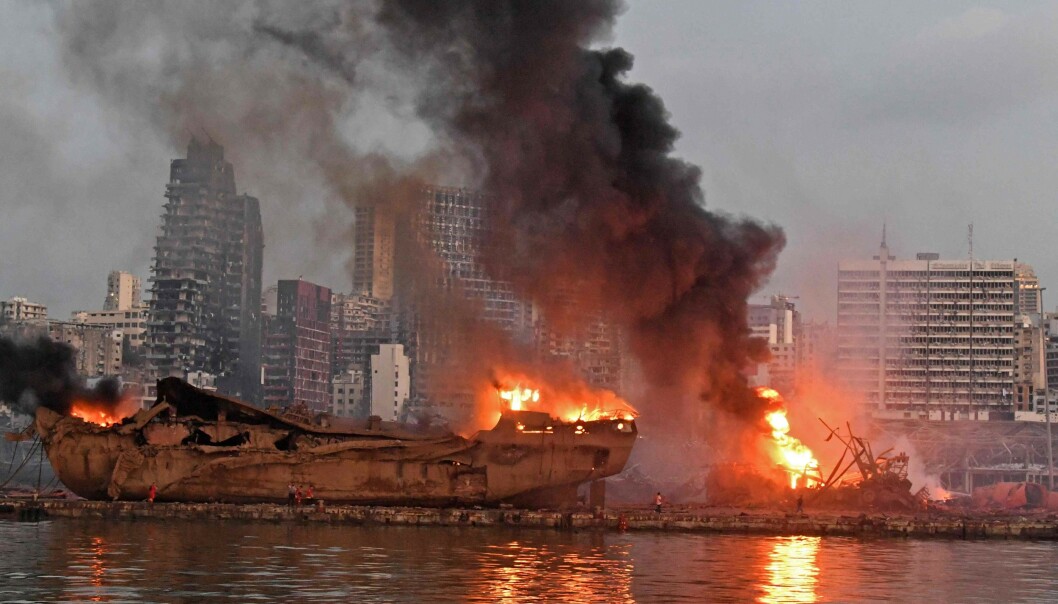 <strong>ØDELEGGELSER:</strong> Her står et skip i flammer etter eksplosjonen i Beirut tirsdag. Foto: AFP / NTB scanpix <strong>ØDELEGGELSER:</strong> Her står et skip i flammer etter eksplosjonen i Beirut tirsdag. Foto: AFP / NTB scanpix