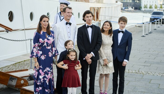 <strong>FEIRET BURSDAG:</strong> Prinsesse Marie og ektemannen, prins Joachim, sammen med barna, prins Henrik og prinsesse Athena i 18-årsdagen til prins Nikolai (i midten). Prins Nikolai og prins Felix er barn av prins Joachim og grevinne Alexandra (til høyre). Foto: NTB scanpix <strong>FEIRET BURSDAG:</strong> Prinsesse Marie og ektemannen, prins Joachim, sammen med barna, prins Henrik og prinsesse Athena i 18-årsdagen til prins Nikolai (i midten). Prins Nikolai og prins Felix er barn av prins Joachim og grevinne Alexandra (til høyre). Foto: NTB scanpix