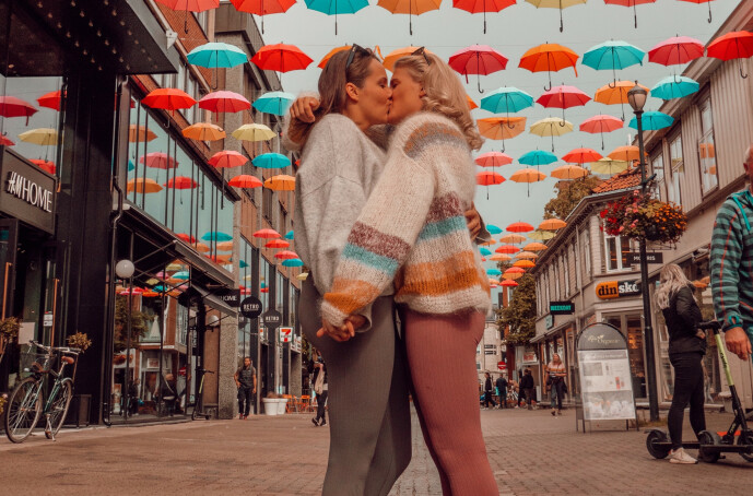 <strong>SAMMEN:</strong> Camilla Lorentzen og Julie Visnes offentliggjorde forholdet 27. juni. Foto: Privat <strong>SAMMEN:</strong> Camilla Lorentzen og Julie Visnes offentliggjorde forholdet 27. juni. Foto: Privat