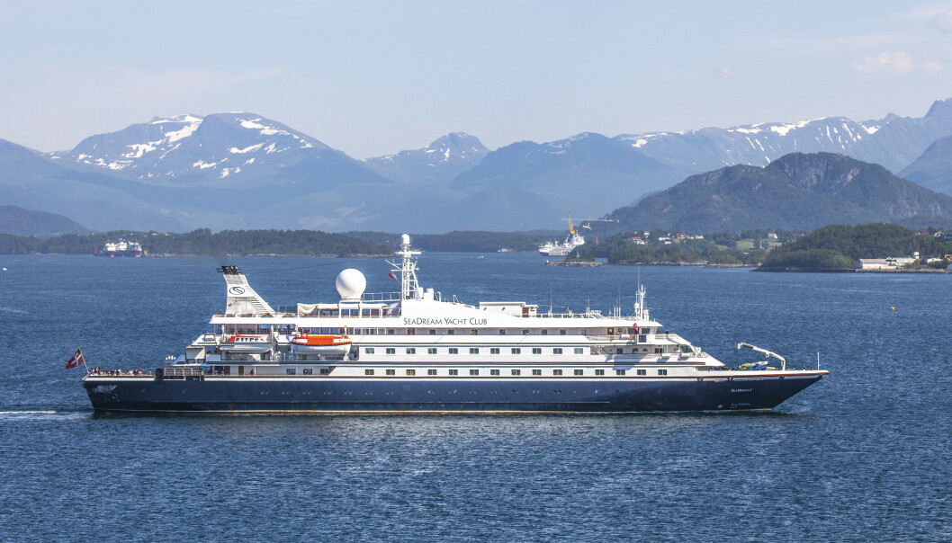 <strong>CORONA-STOPP:</strong> Cruiseskipet SeaDream1 på vei ut fra Ålesund 19. juni i år, også da etter stopp på grunn av corona-situasjonen. Foto: Halvard Alvik, NTB Scanpix. <strong>CORONA-STOPP:</strong> Cruiseskipet SeaDream1 på vei ut fra Ålesund 19. juni i år, også da etter stopp på grunn av corona-situasjonen. Foto: Halvard Alvik, NTB Scanpix.