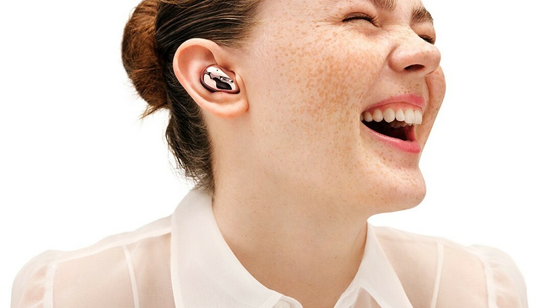 <strong>BLANKE:</strong> Buds Live fyller hele det ytre øret og har en svært så glossy finish skal vi tro bildene. Foto: Samsung <strong>BLANKE:</strong> Buds Live fyller hele det ytre øret og har en svært så glossy finish skal vi tro bildene. Foto: Samsung