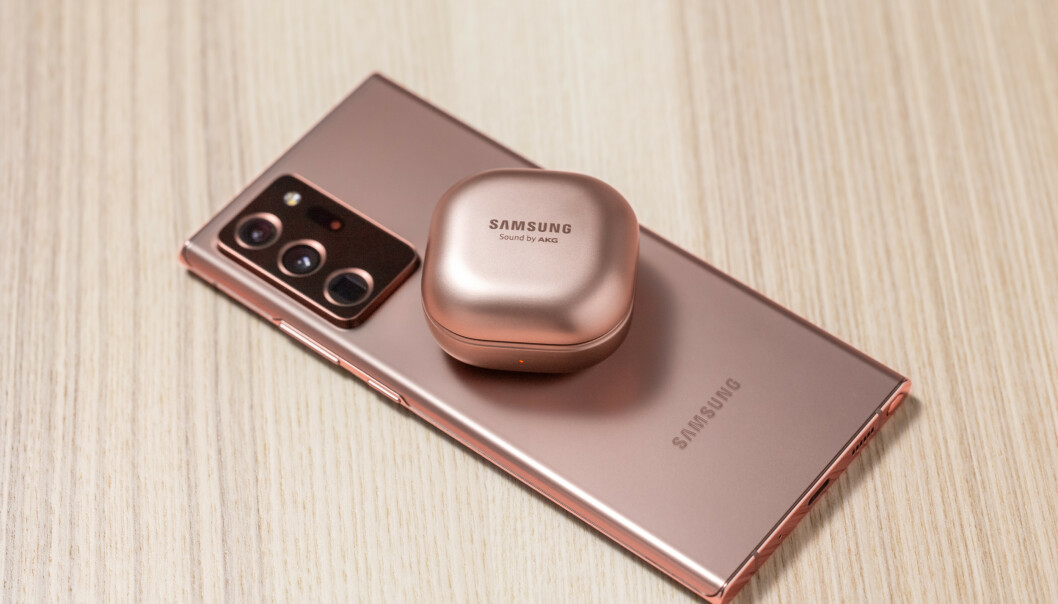 <strong>TRE KAMERAER:</strong> Ultravidvinkel, vanlig vidvinkel og teleobjektiv med 5x optisk zoom. Som på tidligere modeller kan man lade andre enheter trådløst fra baksiden. Foto: Samsung <strong>TRE KAMERAER:</strong> Ultravidvinkel, vanlig vidvinkel og teleobjektiv med 5x optisk zoom. Som på tidligere modeller kan man lade andre enheter trådløst fra baksiden. Foto: Samsung