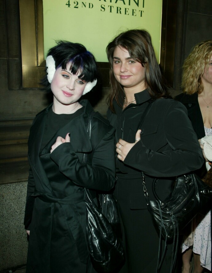 <strong>INGEN KONFLIKT:</strong> Osbourne-døtrene Kelly og Aimée er nære hverandre, selv om serien aldri ga det inntrykket. Her er de fotografert sammen i 2002. Foto: NTB Scanpix <strong>INGEN KONFLIKT:</strong> Osbourne-døtrene Kelly og Aimée er nære hverandre, selv om serien aldri ga det inntrykket. Her er de fotografert sammen i 2002. Foto: NTB Scanpix