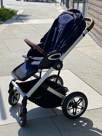 <strong>STILIG VOGN:</strong> Talos S Lux er lekker og har mange smarte detaljer. Den er enkel å klappe sammen, har god polstring til barnet og det er mulig å ha sittedelen både forover- og bakovervendt. Foto: Kirsti Østvang <strong>STILIG VOGN:</strong> Talos S Lux er lekker og har mange smarte detaljer. Den er enkel å klappe sammen, har god polstring til barnet og det er mulig å ha sittedelen både forover- og bakovervendt. Foto: Kirsti Østvang