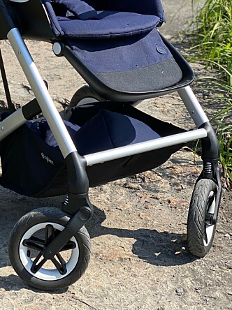 <strong>EKSTRA BENSTØTTE:</strong> Barnet skal også kunne plassere bena sine på den fremre stanga på selve chassiset. Foto: Kirsti Østvang <strong>EKSTRA BENSTØTTE:</strong> Barnet skal også kunne plassere bena sine på den fremre stanga på selve chassiset. Foto: Kirsti Østvang