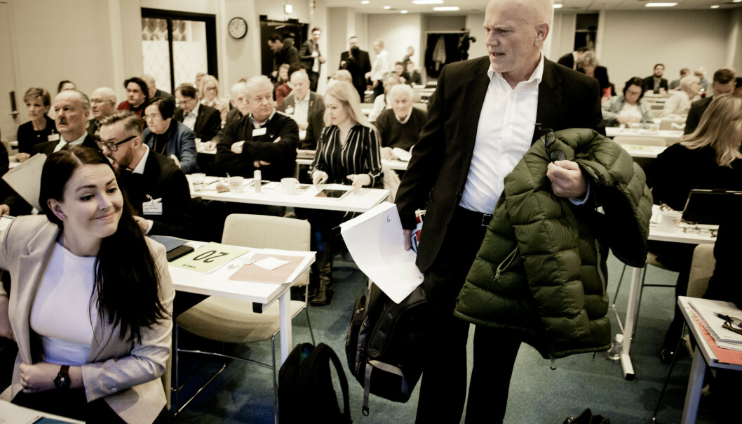 <strong>VIL HA ENDRING:</strong> Geir Ugland Jacobsen på vei inn på fylkesårsmøtet til Oslo Frp, der han både ble valgt til leder og fikk flertall for sin «patriot-resolusjon». Til venstre Karine Skaret, Siv Jensens politiske rådgiver. Foto: Lars Eivind Bones / Dagbladet <strong>VIL HA ENDRING:</strong> Geir Ugland Jacobsen på vei inn på fylkesårsmøtet til Oslo Frp, der han både ble valgt til leder og fikk flertall for sin «patriot-resolusjon». Til venstre Karine Skaret, Siv Jensens politiske rådgiver. Foto: Lars Eivind Bones / Dagbladet