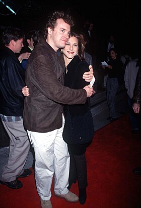 <strong>STJERNEPAR:</strong> Tate Donovan og Jennifer Aniston var kjærester i virkeligheten. Da han ble en del av serien hadde de gått hver til sitt. Her sammen i 1996. Foto: NTB Scanpix <strong>STJERNEPAR:</strong> Tate Donovan og Jennifer Aniston var kjærester i virkeligheten. Da han ble en del av serien hadde de gått hver til sitt. Her sammen i 1996. Foto: NTB Scanpix