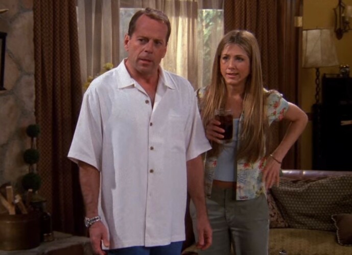 <strong>HOLLYWOODSTJERNE:</strong> Bruce Willis var allerede en ettertraktet skuespiller da han gjestet «Friends». Her i episoden «The One Where Paul's the Man». Foto: Warner Bros. <strong>HOLLYWOODSTJERNE:</strong> Bruce Willis var allerede en ettertraktet skuespiller da han gjestet «Friends». Her i episoden «The One Where Paul's the Man». Foto: Warner Bros.