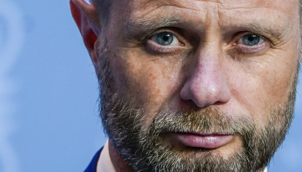 Mer jern på innsiden av silkehanskene Mer jern på innsiden av silkehanskene