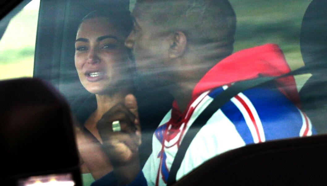 <strong>TÅREVÅTT:</strong> Kim Kardashian lot til å være tydelig opprørt da hun møtte ektemannen på deres felles ranch i Wyoming i juli. Foto: NTB Scanpix <strong>TÅREVÅTT:</strong> Kim Kardashian lot til å være tydelig opprørt da hun møtte ektemannen på deres felles ranch i Wyoming i juli. Foto: NTB Scanpix