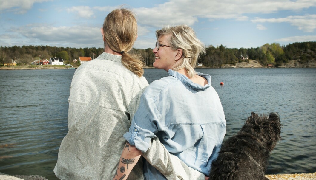 Cairn terrieren Fia har vært Karis følgesvenn i mer enn ti år. Hun har for lengst akseptert Kalle som en del av familien og nekter å gå tur uten ham de ukene han bor hjemme. Foto: Xenia Villafranca Cairn terrieren Fia har vært Karis følgesvenn i mer enn ti år. Hun har for lengst akseptert Kalle som en del av familien og nekter å gå tur uten ham de ukene han bor hjemme. Foto: Xenia Villafranca