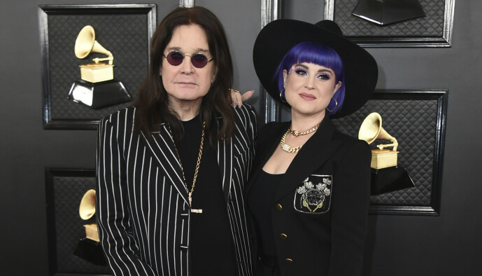 <strong>FAR OG DATTER:</strong> Kelly Osbourne er datter av rockestjernen Ozzy Osbourne. Her er de avbildet under Grammy-utdelingen i januar. Foto: NTB Scanpix <strong>FAR OG DATTER:</strong> Kelly Osbourne er datter av rockestjernen Ozzy Osbourne. Her er de avbildet under Grammy-utdelingen i januar. Foto: NTB Scanpix