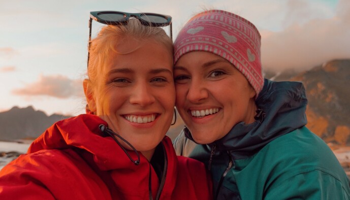 <strong>LYKKELIG PAR:</strong> Influenserne Camilla Lorentzen og Julie Visnes. Foto: Privat <strong>LYKKELIG PAR:</strong> Influenserne Camilla Lorentzen og Julie Visnes. Foto: Privat