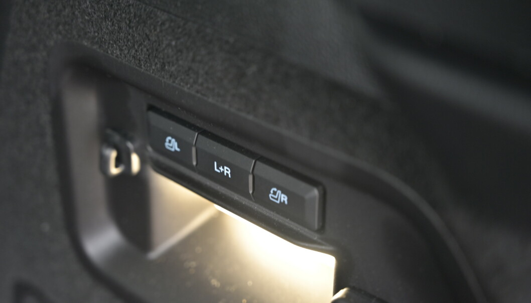 <strong>ELEKTRISK:</strong> Rask elektrisk nedfelling av baksetene er standard. Foto: Rune M. Nesheim <strong>ELEKTRISK:</strong> Rask elektrisk nedfelling av baksetene er standard. Foto: Rune M. Nesheim