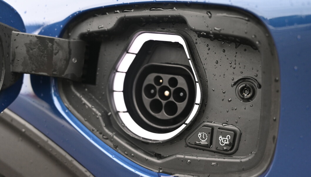 <strong>LITE:</strong> 3,7 kW er ikke mye, selv for en ladbar hybrid, men til gjengjeld er batteriet bare på 13,6 kWt, så du bruker bare 3 timer og 40 minutter på å lade det opp. Med 10 ampere tar det 5 timer og 30 min. Foto: Rune M. Nesheim <strong>LITE:</strong> 3,7 kW er ikke mye, selv for en ladbar hybrid, men til gjengjeld er batteriet bare på 13,6 kWt, så du bruker bare 3 timer og 40 minutter på å lade det opp. Med 10 ampere tar det 5 timer og 30 min. Foto: Rune M. Nesheim