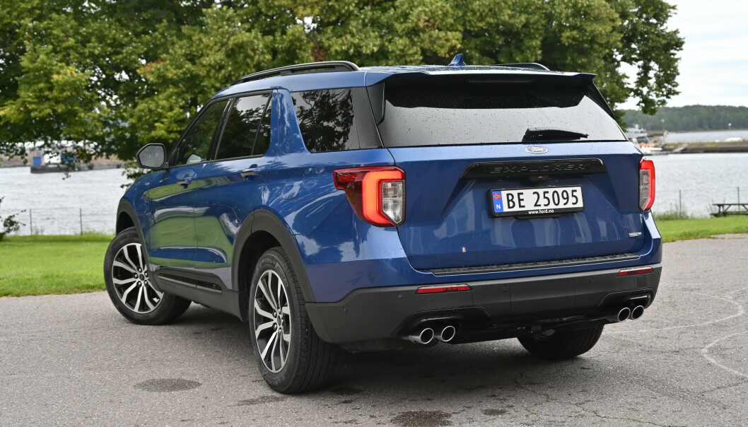 <strong>MOT TRENDEN:</strong> I dag designes stort sett alle biler med horisontale baklykter for å få bilen til å se bredere og lavere ut. Explorer ser voldsom ut uansett. Foto: Rune M. Nesheim <strong>MOT TRENDEN:</strong> I dag designes stort sett alle biler med horisontale baklykter for å få bilen til å se bredere og lavere ut. Explorer ser voldsom ut uansett. Foto: Rune M. Nesheim
