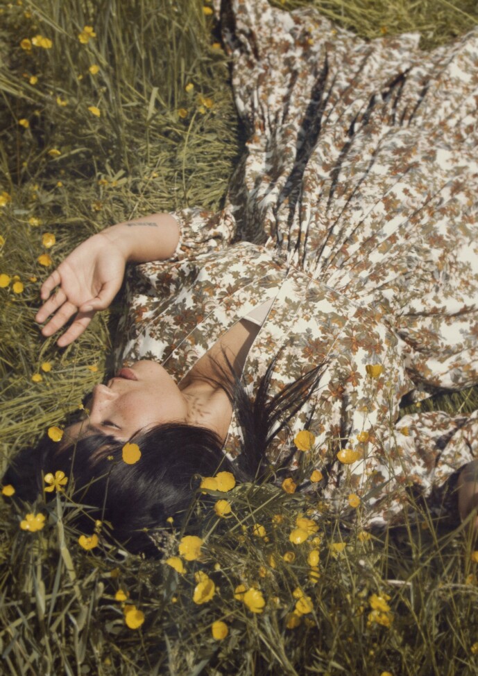 Helt siden artistdebuten med singelen «My Lullaby» i 2002, der hun sang om foreldrenes opprivende skilsmisse, har Maria Mena delt åpent fra sitt eget liv. Kjole fra By Timo. FOTO: Julie Pike Helt siden artistdebuten med singelen «My Lullaby» i 2002, der hun sang om foreldrenes opprivende skilsmisse, har Maria Mena delt åpent fra sitt eget liv. Kjole fra By Timo. FOTO: Julie Pike