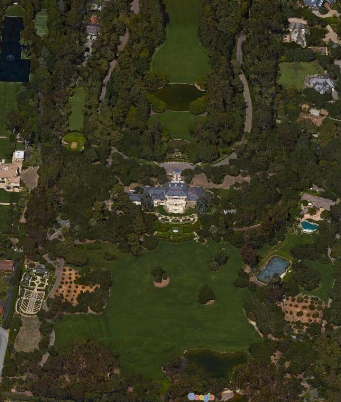 <strong>LUKSUS:</strong> På denne gigantiske tomten bor Oprah, ikke langt fra huset Meghan og Harry nå har kjøpt seg. Foto: Google Maps <strong>LUKSUS:</strong> På denne gigantiske tomten bor Oprah, ikke langt fra huset Meghan og Harry nå har kjøpt seg. Foto: Google Maps
