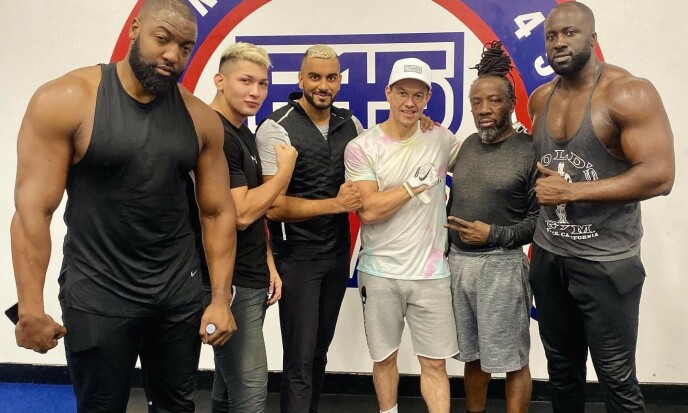 <strong>KJENDISER:</strong> Umar Kamani har venner og kjente i de underholdningsindustrien. Her er han avbildet i forbindelse med en treningsøkt sammen med Hollywood-stjerna Mark Wahlberg, Foto: Splash News / NTB scanpix <strong>KJENDISER:</strong> Umar Kamani har venner og kjente i de underholdningsindustrien. Her er han avbildet i forbindelse med en treningsøkt sammen med Hollywood-stjerna Mark Wahlberg, Foto: Splash News / NTB scanpix