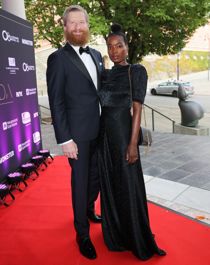<strong>LEDER:</strong> Odd-Magnus, som skal lede kveldens utdeling, hadde tatt med seg kona Tinashe Williamson på den røde løperen. Foto: Andreas Fadum / Se og Hør <strong>LEDER:</strong> Odd-Magnus, som skal lede kveldens utdeling, hadde tatt med seg kona Tinashe Williamson på den røde løperen. Foto: Andreas Fadum / Se og Hør
