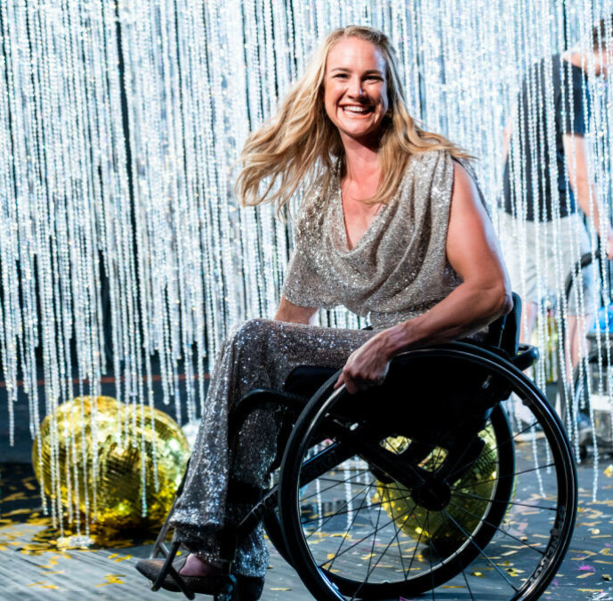 <strong>RULLESTOL:</strong> Birgit Skarstein stiller med ekstrautstyr på parketten. Foto: Espen Solli/TV 2 <strong>RULLESTOL:</strong> Birgit Skarstein stiller med ekstrautstyr på parketten. Foto: Espen Solli/TV 2